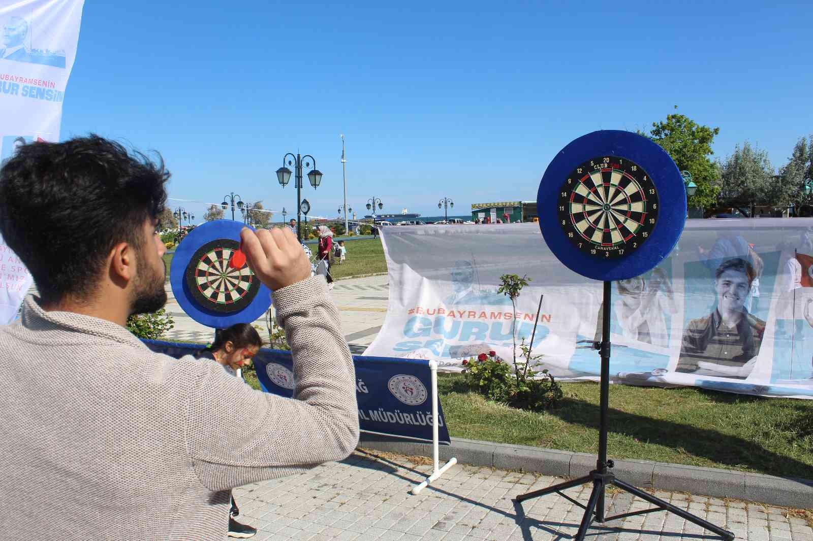 Tekirdağ’da Gençlik Haftası nedeniyle düzenlenen etkinliklere gençler ve çocuklar yoğun ilgisi gösterdi. Tekirdağ Gençlik ve Spor İl Müdürlüğü ...