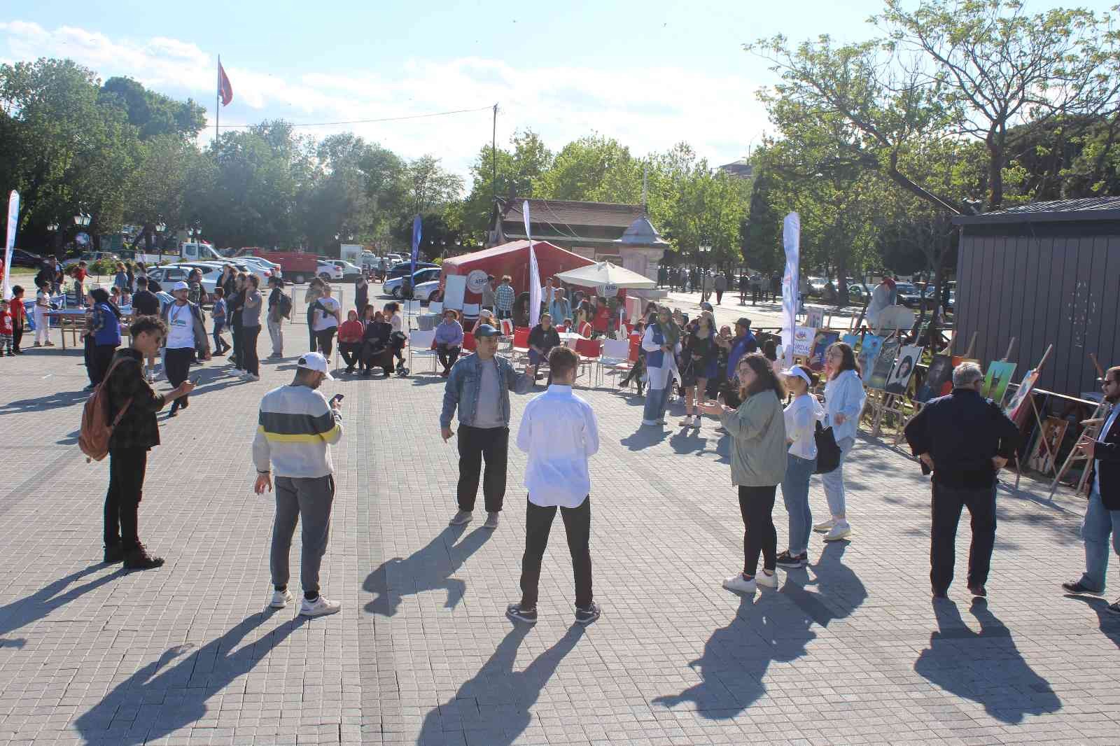 Tekirdağ’da Gençlik Haftası nedeniyle düzenlenen etkinliklere gençler ve çocuklar yoğun ilgisi gösterdi. Tekirdağ Gençlik ve Spor İl Müdürlüğü ...