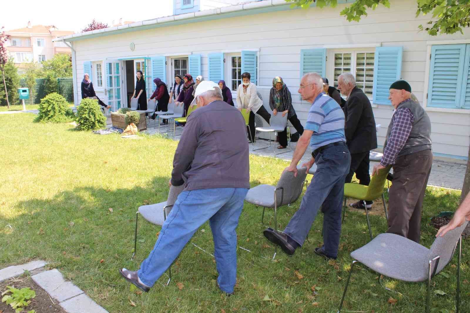 Tekirdağ’da yaşlıların bir araya gelerek sosyalleşmesini sağlayan aktivite merkezi çalışmalarıyla göz dolduruyor. Tekirdağ’ın Süleymanpaşa ...