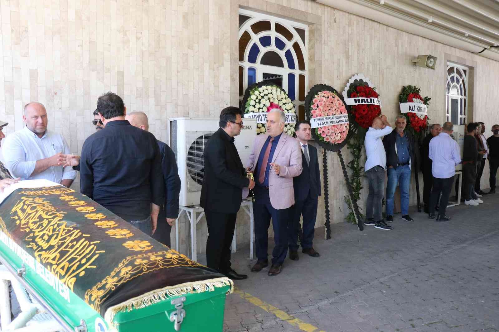 Sakaryalı teknik direktör Bülent Uygun’un 80 yaşındaki babası Fikret Uygun, son yolculuğuna uğurlandı. Bir süredir rahatsızlığı sebebiyle tedavi ...