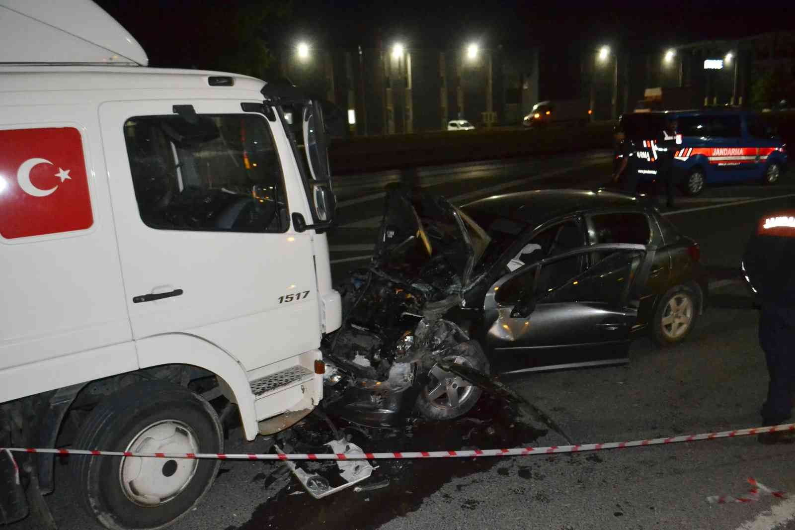 Tekirdağ’ın Ergene ilçesinde ters yönde seyreden alkollü sürücü, karşı yönde gelen kamyonla kafa kafaya çarpıştı. Hurdaya dönen araçta sıkışan ...