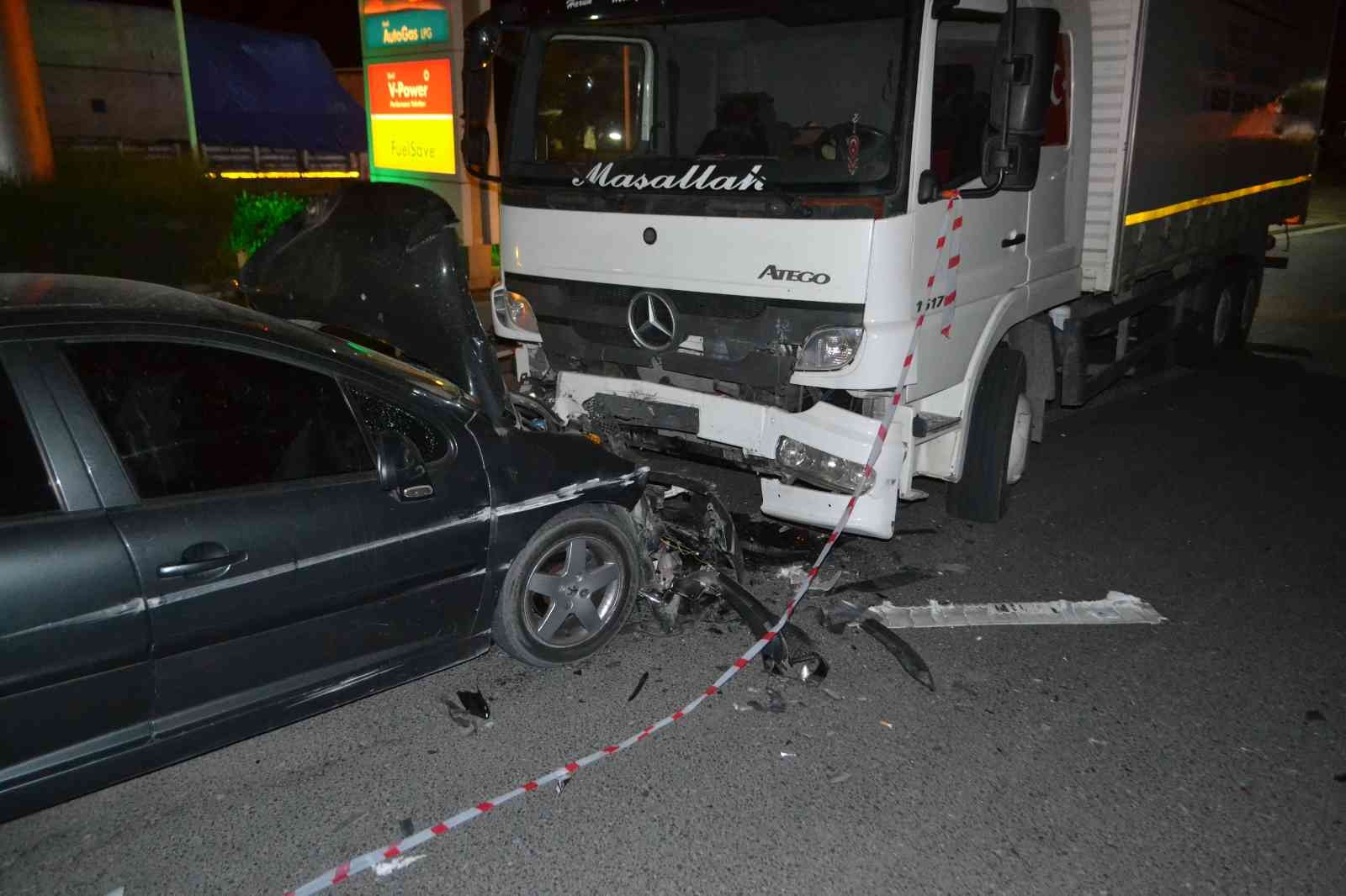 Tekirdağ’ın Ergene ilçesinde ters yönde seyreden alkollü sürücü, karşı yönde gelen kamyonla kafa kafaya çarpıştı. Hurdaya dönen araçta sıkışan ...