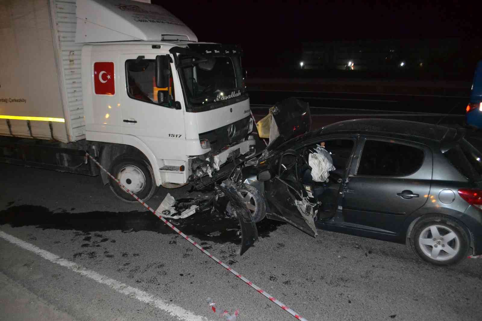 Tekirdağ’ın Ergene ilçesinde ters yönde seyreden alkollü sürücü, karşı yönde gelen kamyonla kafa kafaya çarpıştı. Hurdaya dönen araçta sıkışan ...