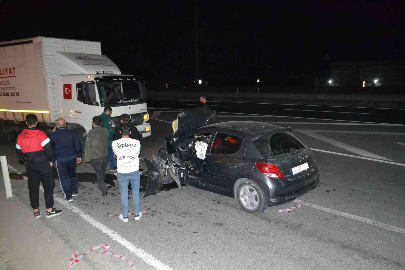 Tekirdağ’ın Ergene ilçesinde ters yönde seyreden alkollü sürücü, karşı yönde gelen kamyonla kafa kafaya çarpıştı. Hurdaya dönen araçta sıkışan ...