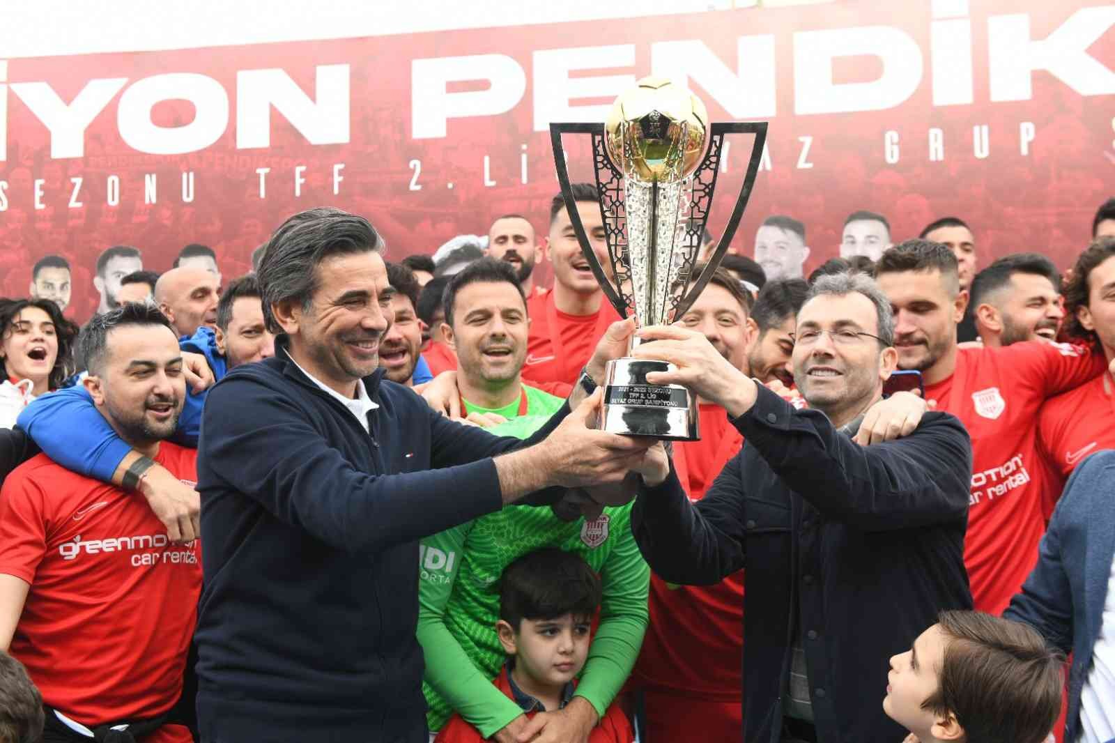 TFF 2. Lig Beyaz Grup 37. haftasında oynanan Pendikspor-Pazarspor maçı öncesi Pazarsporlu futbolcular, Spor Toto 1. Lig’e yükseleceği kesinleşen ...