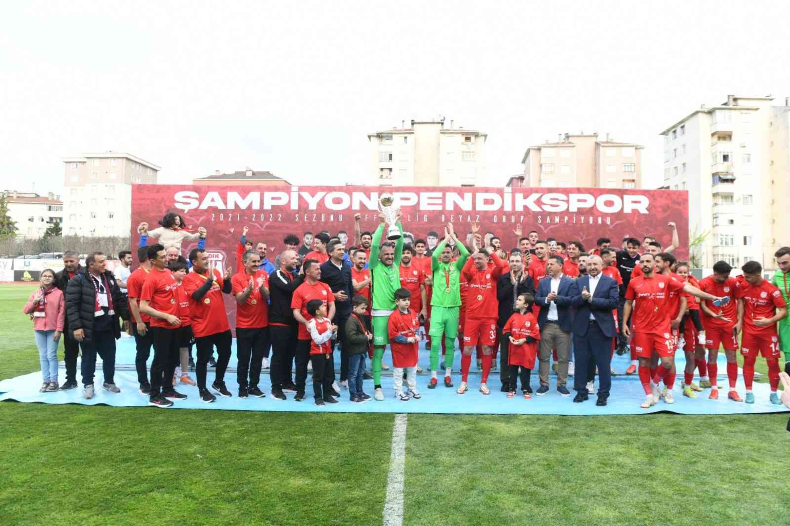 TFF 2. Lig Beyaz Grup 37. haftasında oynanan Pendikspor-Pazarspor maçı öncesi Pazarsporlu futbolcular, Spor Toto 1. Lig’e yükseleceği kesinleşen ...