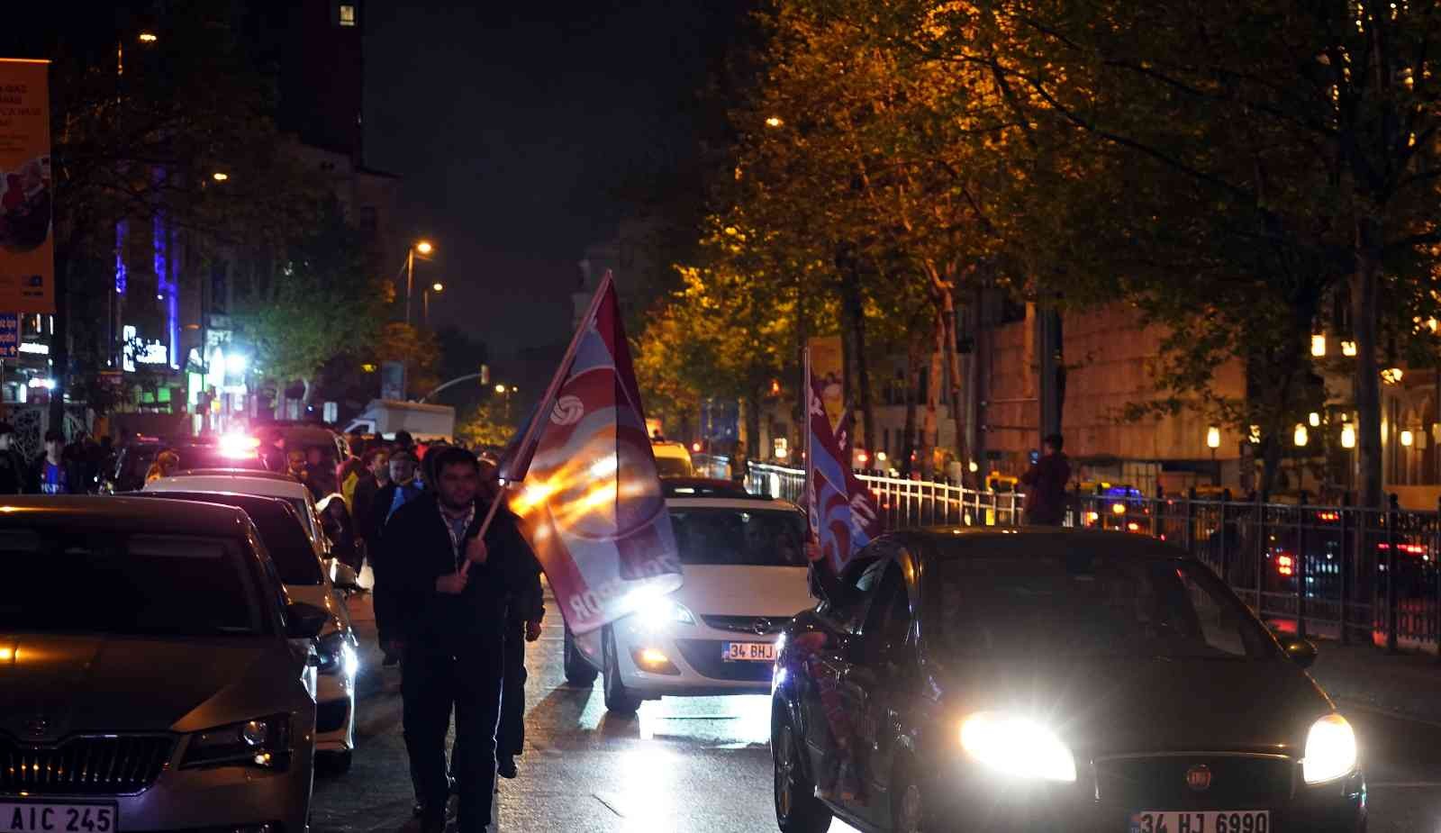 Trabzonspor’un şampiyonluğunu ilan etmesinin ardından bordo-mavili taraftarlar adeta Taksim’e akın etti. Uzun araç konvoyları oluşturan ...