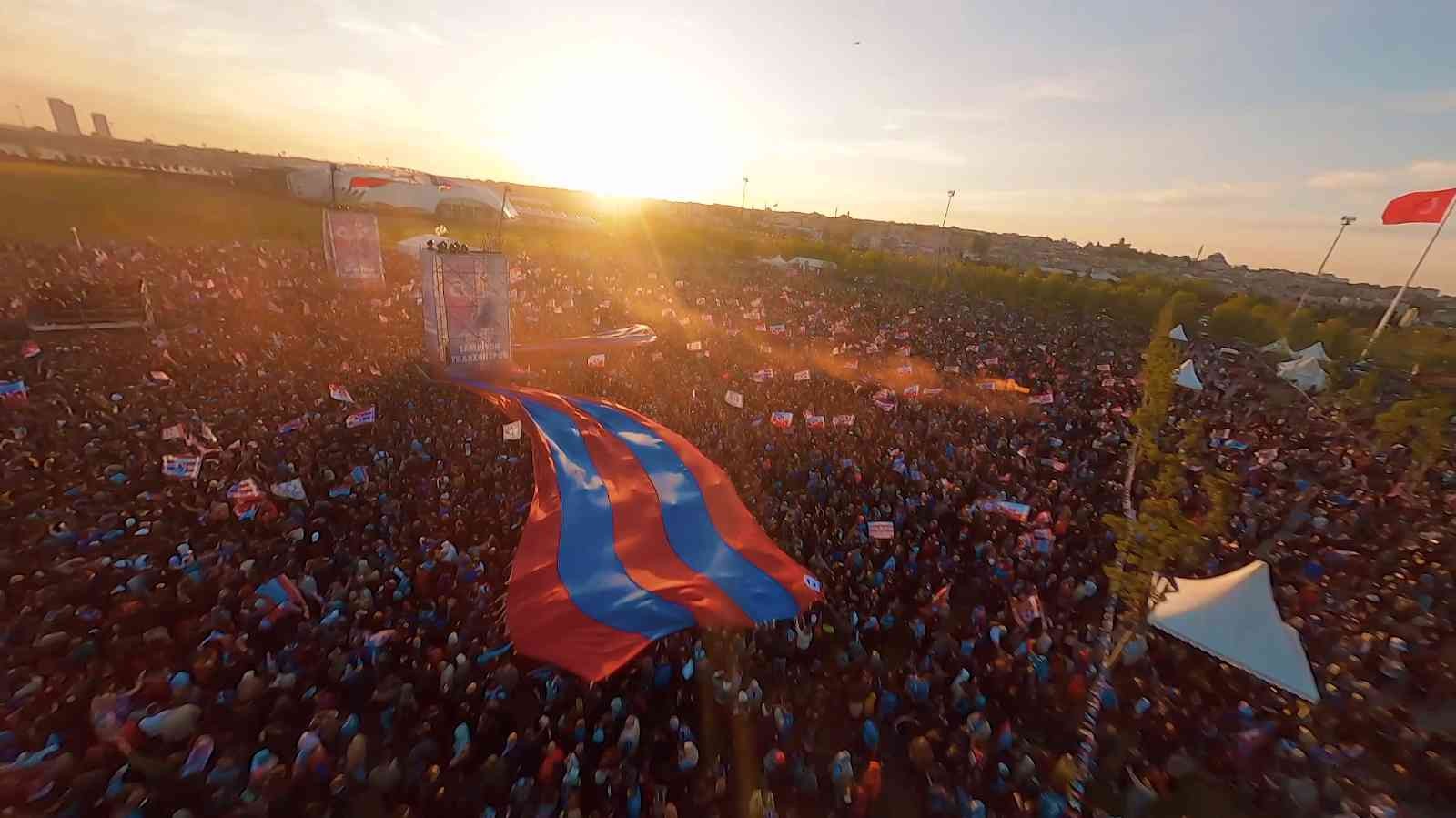 Trabzonspor’un İstanbul’daki şampiyonluk kutlamasını görüntüleyen FPV pilotu Yusuf Kaan Yıldırım çektiği görüntülerden 50 saniyelik yaptığı klip ...