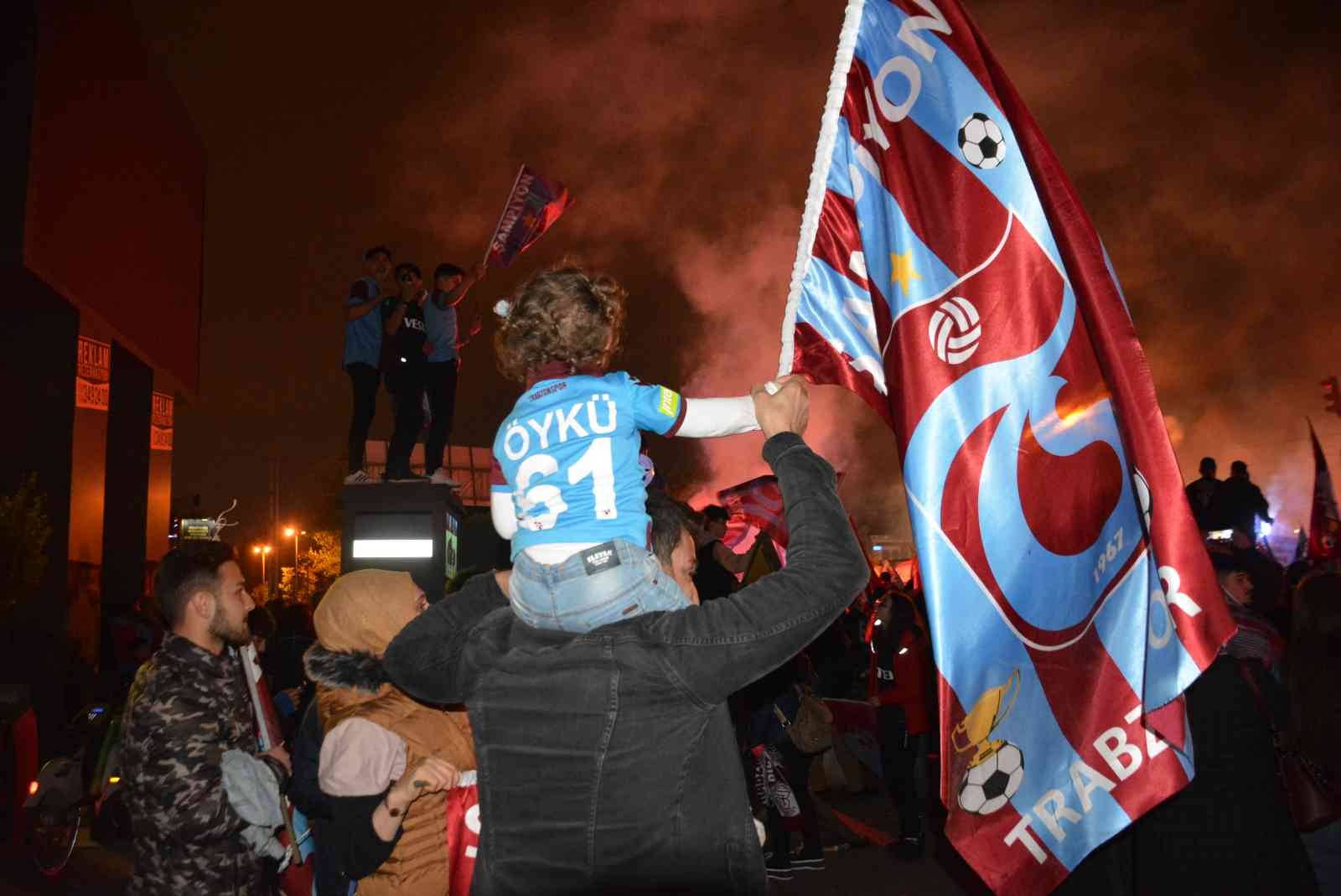 Kocaeli’de Trabzonsporlu taraftar 38 yıl sonra gelen şampiyonluğun sevincini doyasıya yaşadı. Trabzonspor, 38 yıl aradan sonra Süper Lig ...