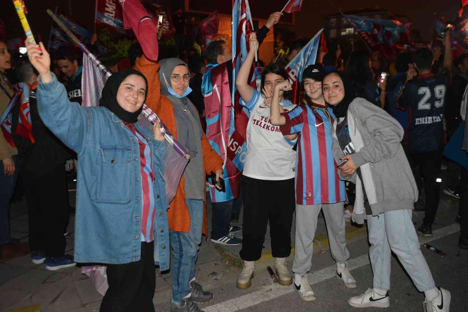 Kocaeli’de Trabzonsporlu taraftar 38 yıl sonra gelen şampiyonluğun sevincini doyasıya yaşadı. Trabzonspor, 38 yıl aradan sonra Süper Lig ...