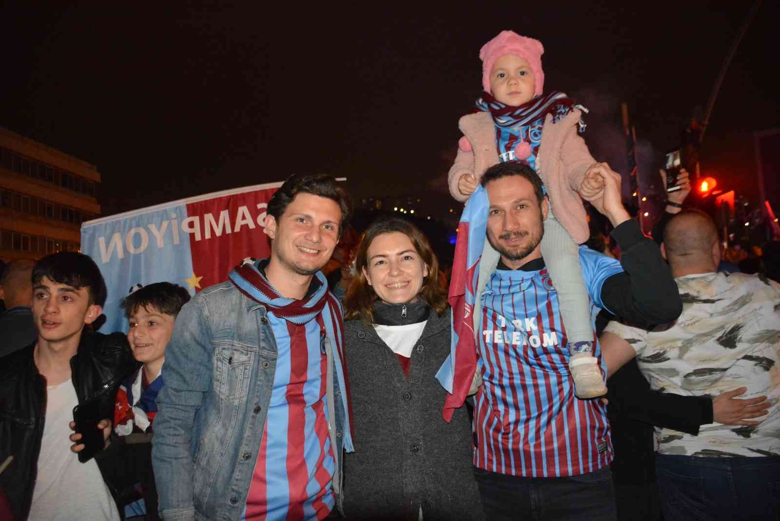 Kocaeli’de Trabzonsporlu taraftar 38 yıl sonra gelen şampiyonluğun sevincini doyasıya yaşadı. Trabzonspor, 38 yıl aradan sonra Süper Lig ...