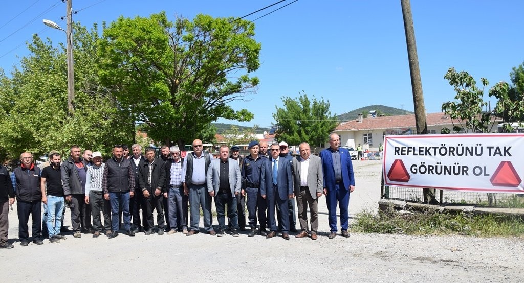 Çanakkale’nin Çan ilçesine bağlı Derenti köyünde trafik haftası etkinlikleri çerçevesinde traktörlere reflektör takıldı. ‘Reflektör tak görünür ...