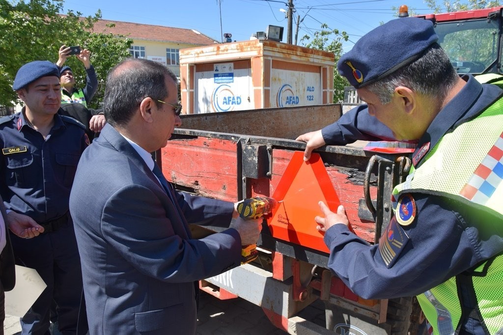 Çanakkale’nin Çan ilçesine bağlı Derenti köyünde trafik haftası etkinlikleri çerçevesinde traktörlere reflektör takıldı. ‘Reflektör tak görünür ...