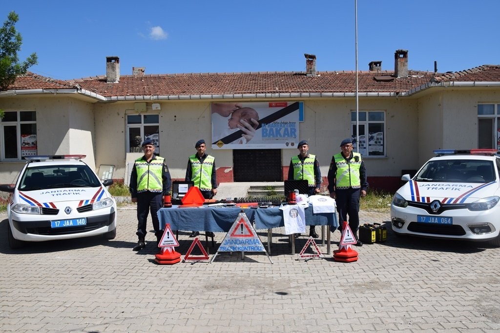 Çanakkale’nin Çan ilçesine bağlı Derenti köyünde trafik haftası etkinlikleri çerçevesinde traktörlere reflektör takıldı. ‘Reflektör tak görünür ...