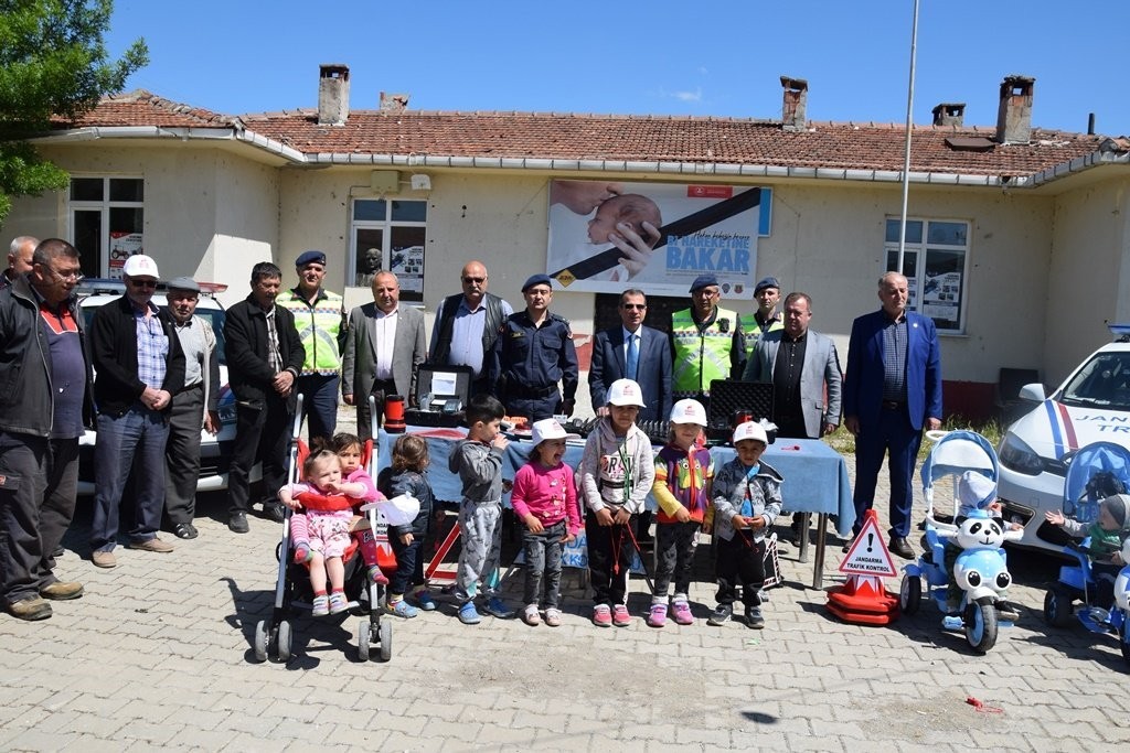 Çanakkale’nin Çan ilçesine bağlı Derenti köyünde trafik haftası etkinlikleri çerçevesinde traktörlere reflektör takıldı. ‘Reflektör tak görünür ...