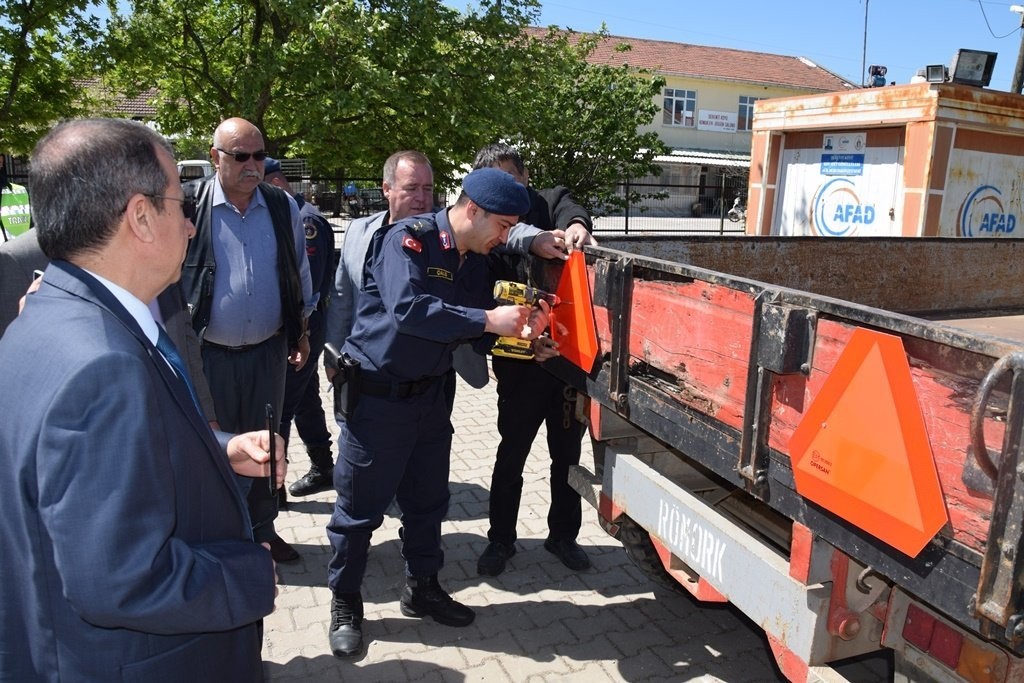 Çanakkale’nin Çan ilçesine bağlı Derenti köyünde trafik haftası etkinlikleri çerçevesinde traktörlere reflektör takıldı. ‘Reflektör tak görünür ...