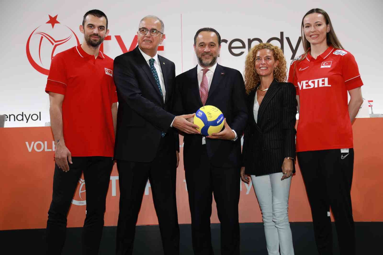 E-ticaret platformu Trendyol, Voleybol Milli Takımları ana sponsoru oldu. İmza töreninde konuşan Trendyol Grubu Başkanı Çağlayan Çetin ...