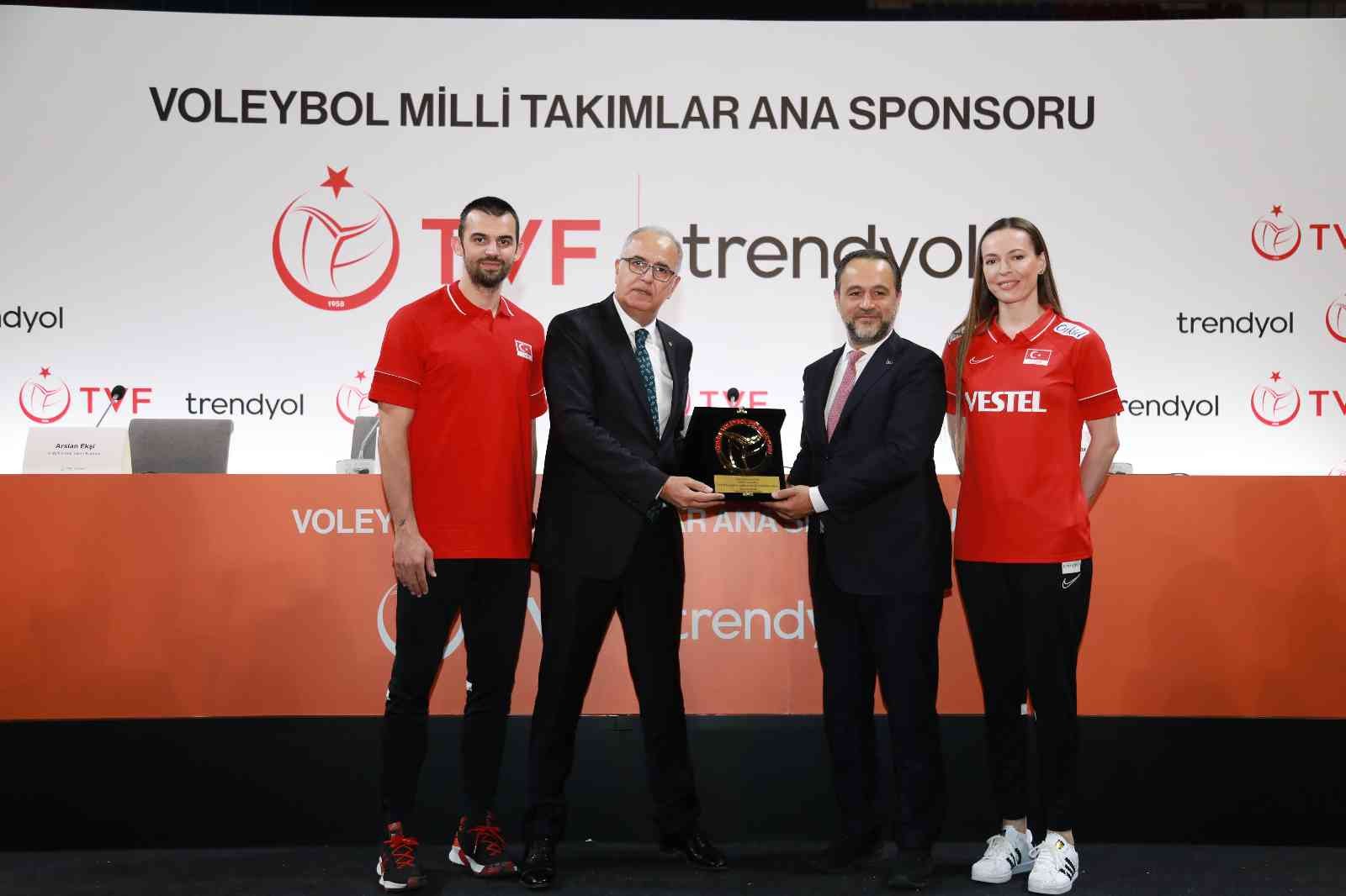 E-ticaret platformu Trendyol, Voleybol Milli Takımları ana sponsoru oldu. İmza töreninde konuşan Trendyol Grubu Başkanı Çağlayan Çetin ...