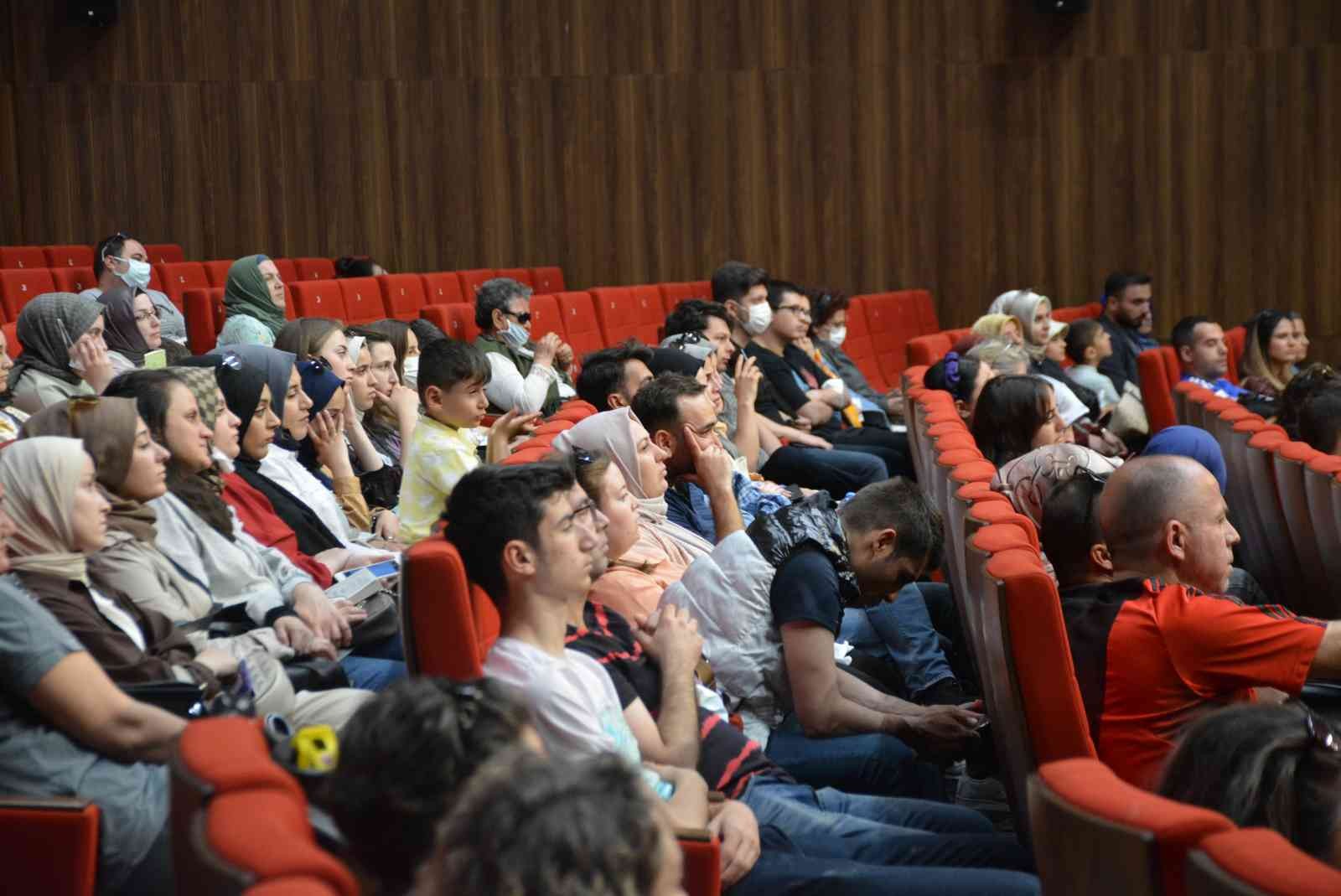 12. Kocaeli Kitap Fuarı’na katılan müzisyen ve yazar Tuna Kiremitçi, “Polisiye roman yazmak benim emeklilik hayalimdi, ancak pandemi sebebiyle iş ...