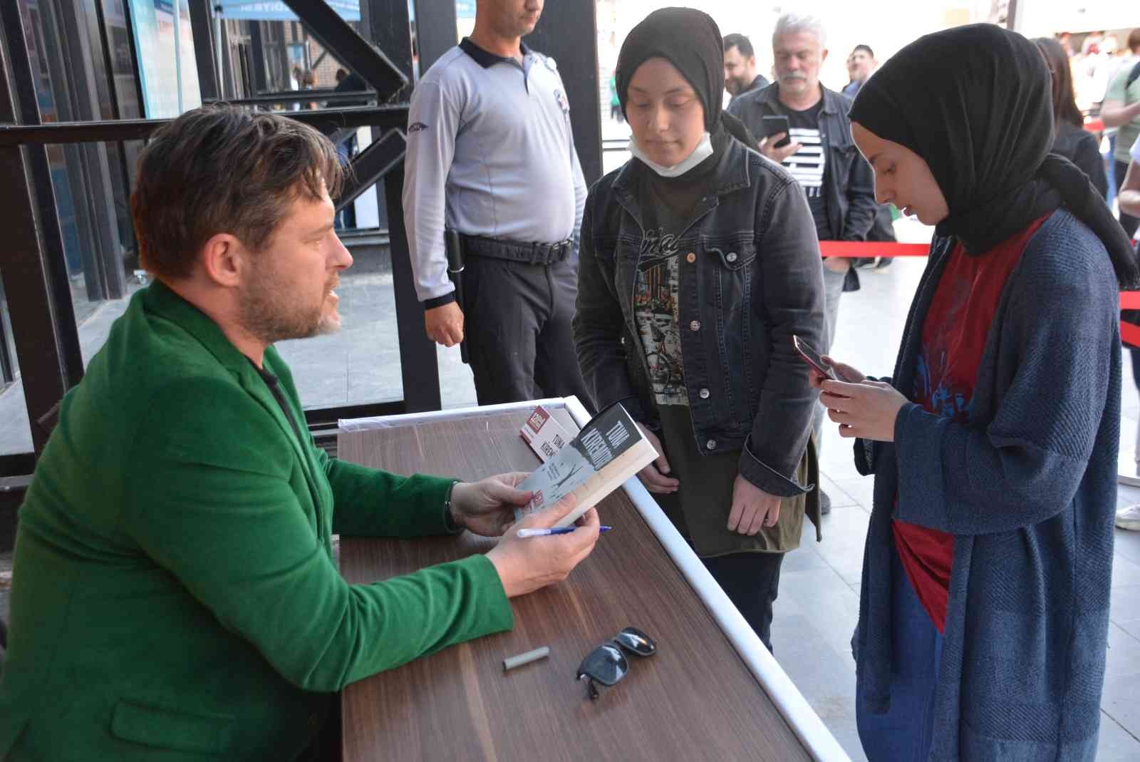 12. Kocaeli Kitap Fuarı’na katılan müzisyen ve yazar Tuna Kiremitçi, “Polisiye roman yazmak benim emeklilik hayalimdi, ancak pandemi sebebiyle iş ...