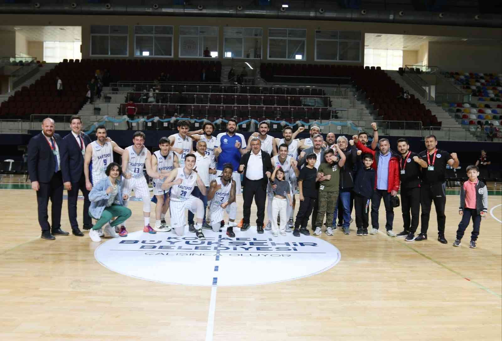 Türkiye Basketbol Ligi son hafta karşılaşmasında Bornova Belediyesi Karşıyaka’yı ağırlayan Kocaeli Büyükşehir Belediyesi Kağıtspor karşılaşmayı ...