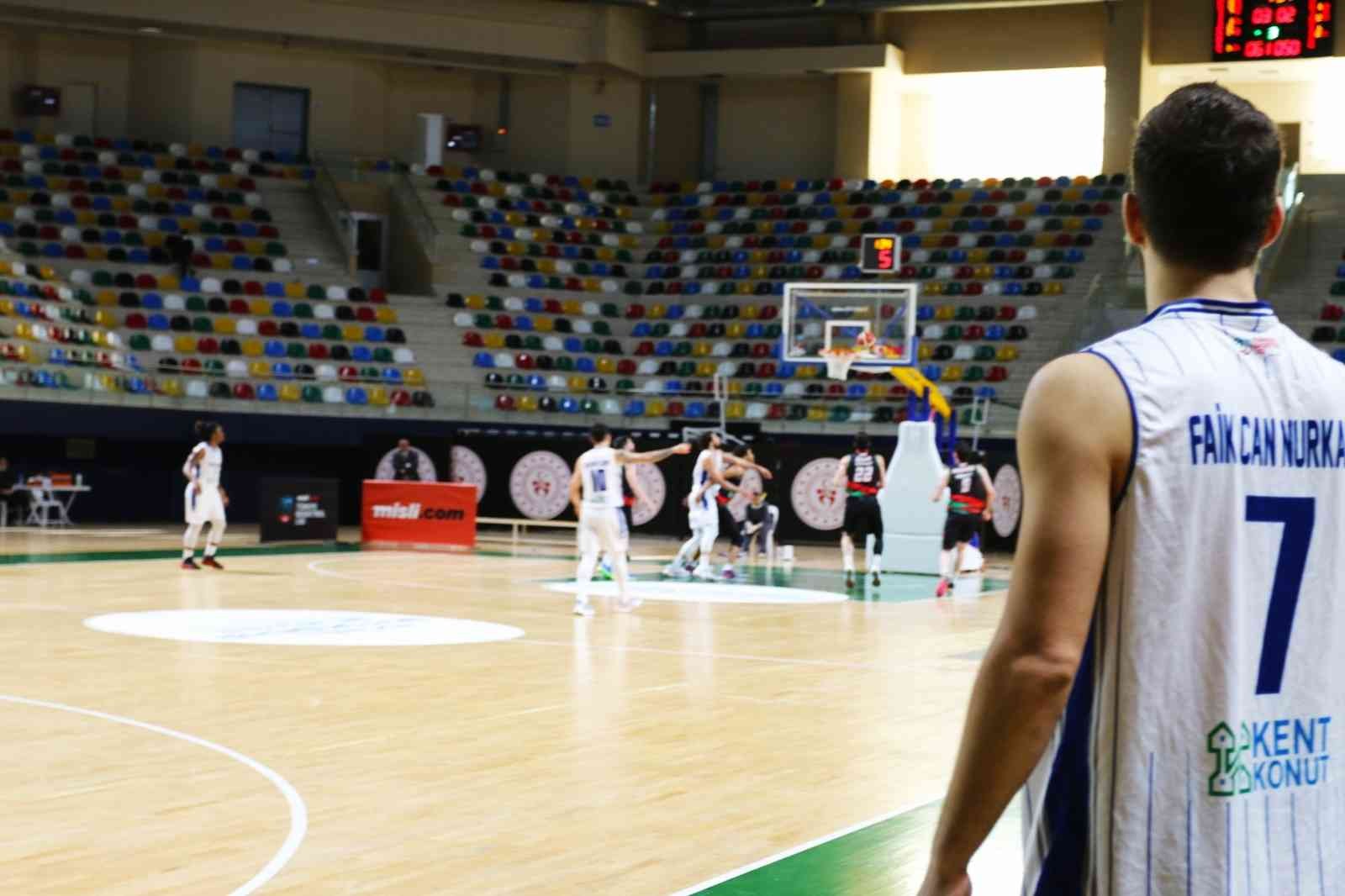 Türkiye Basketbol Ligi son hafta karşılaşmasında Bornova Belediyesi Karşıyaka’yı ağırlayan Kocaeli Büyükşehir Belediyesi Kağıtspor karşılaşmayı ...