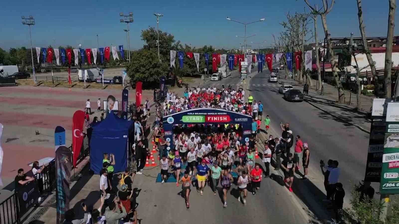 Tuzla’da İstanbul’un farklı noktalarından gelen 350 sporcunun katılımı ile Tuzla Belediyesi Gençlik Koşusu düzenlendi. Tuzla Sahili’nden ...