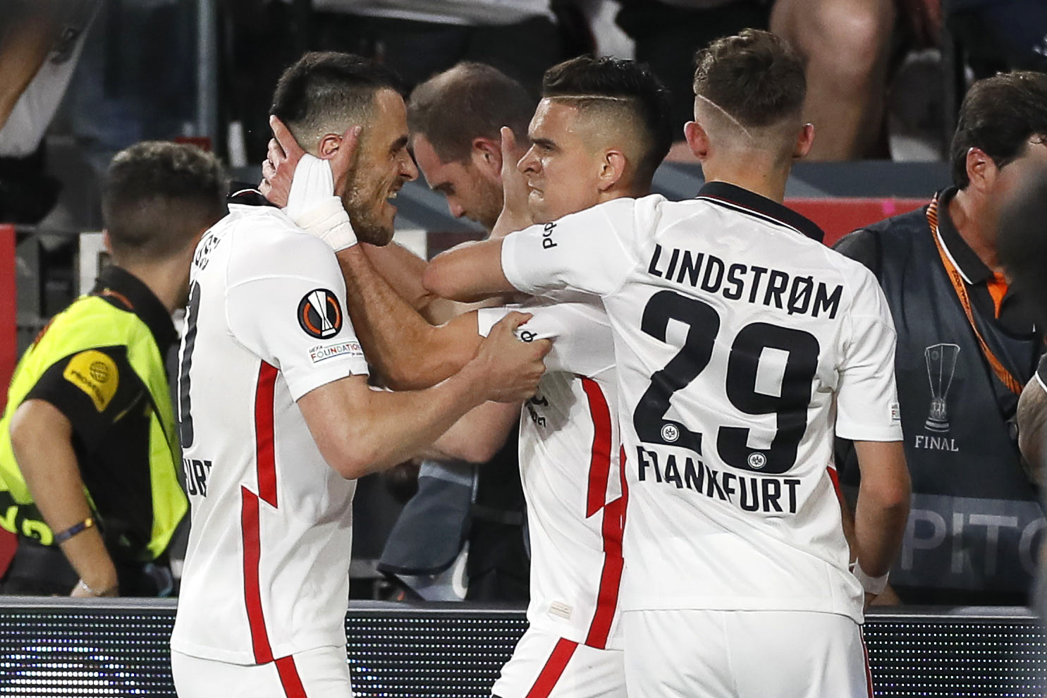 UEFA Avrupa Ligi Finali’nde Eintracht Frankfurt, normal süresi ve uzatma bölümleri 1-1 sona eren mücadelede Rangers’ı seri penaltı atışlarıyla 5 ...