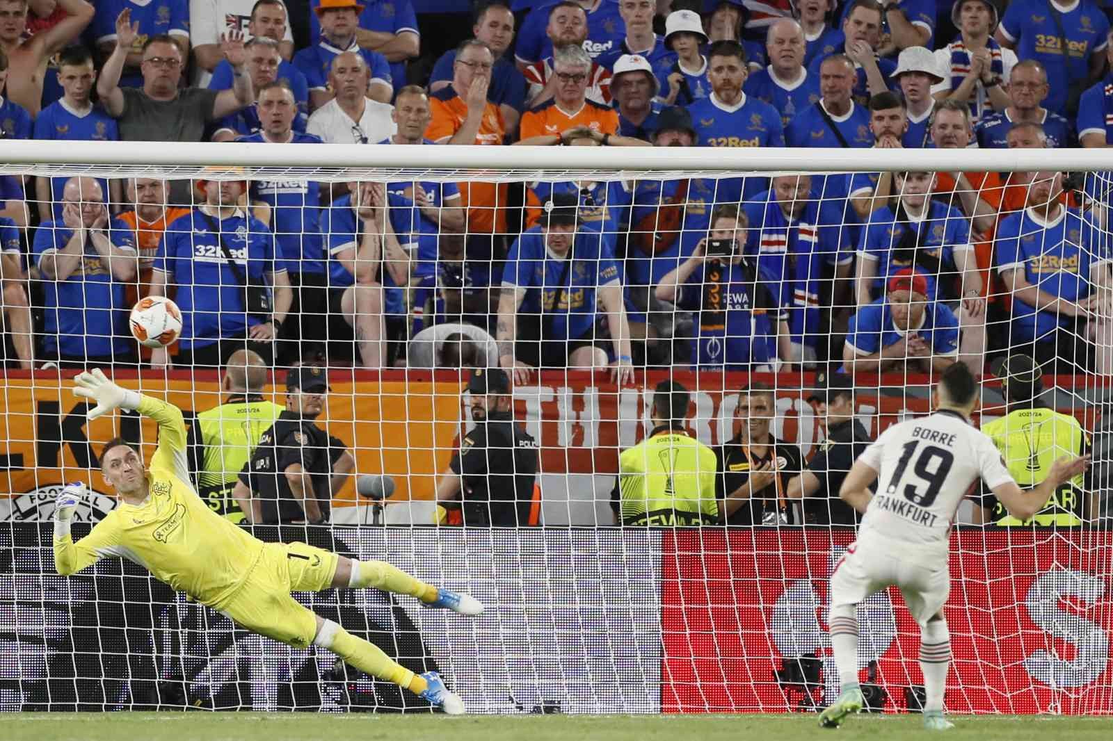 UEFA Avrupa Ligi Finali’nde Eintracht Frankfurt, normal süresi ve uzatma bölümleri 1-1 sona eren mücadelede Rangers’ı seri penaltı atışlarıyla 5 ...