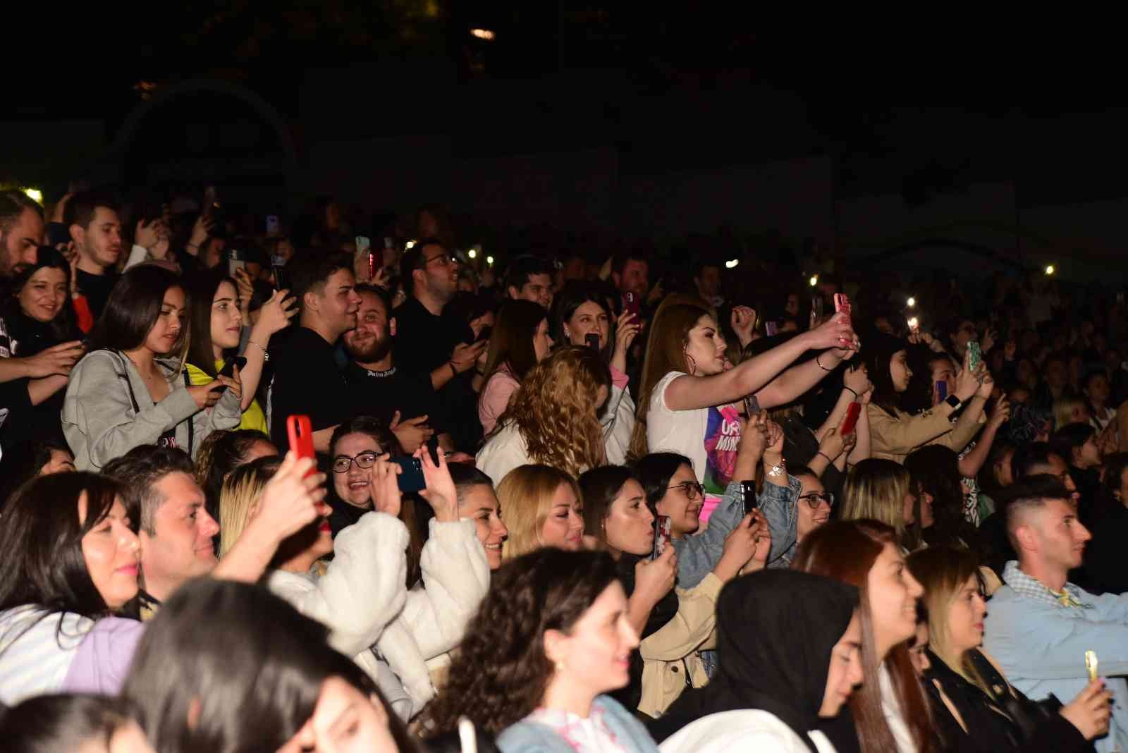 Son zamanların popüler ismi Edis, Bursa Açıkhava Tiyatrosu’nda Bursalı sevenleri ile bir araya geldi. Anne ve babasının üniversite yıllarında ...