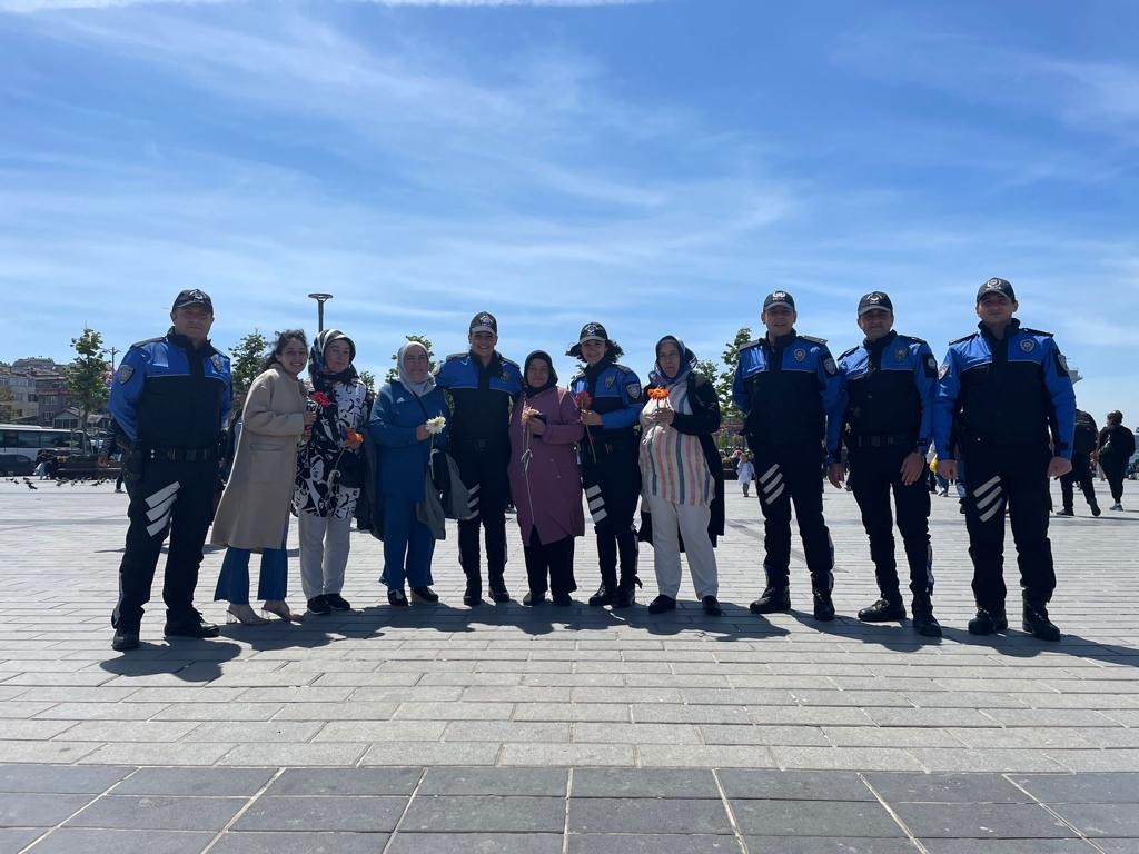 İstanbul Emniyet Müdürlüğü Toplum Destekli Polislik Şube Müdürlüğü görevlileri, ‘Anneler Günü’ dolayısıyla Üsküdar meydanda annelere çiçek hediye ...