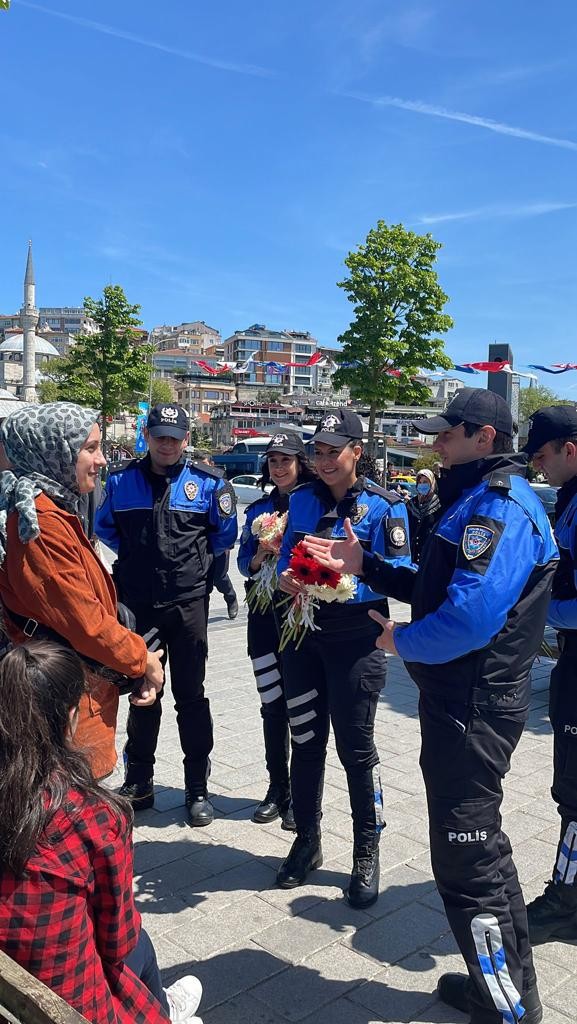 İstanbul Emniyet Müdürlüğü Toplum Destekli Polislik Şube Müdürlüğü görevlileri, ‘Anneler Günü’ dolayısıyla Üsküdar meydanda annelere çiçek hediye ...