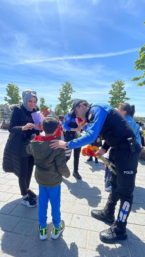 İstanbul Emniyet Müdürlüğü Toplum Destekli Polislik Şube Müdürlüğü görevlileri, ‘Anneler Günü’ dolayısıyla Üsküdar meydanda annelere çiçek hediye ...