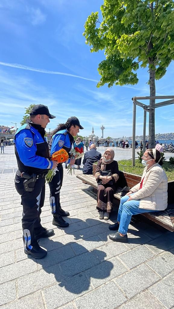 İstanbul Emniyet Müdürlüğü Toplum Destekli Polislik Şube Müdürlüğü görevlileri, ‘Anneler Günü’ dolayısıyla Üsküdar meydanda annelere çiçek hediye ...