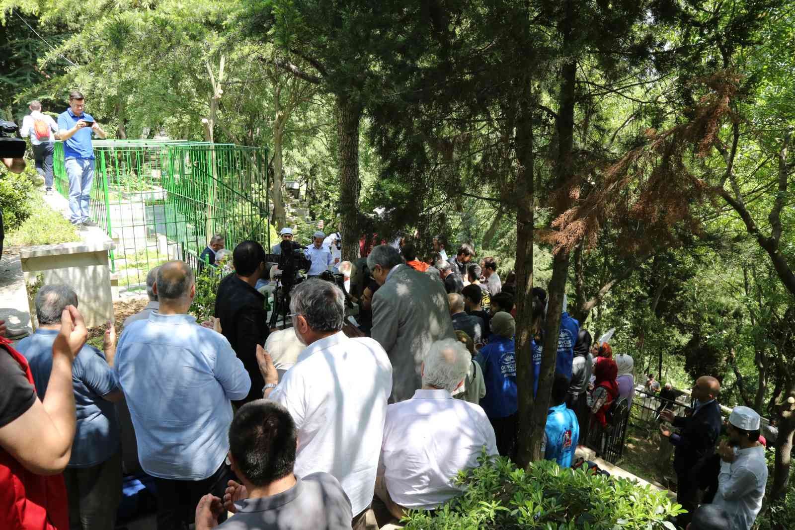 Türk edebiyat tarihinde Baki’den sonra ikinci “Sultanu’ş Şuara” unvanına sahip üstad Necip Fazıl Kısakürek, vefatının 39. yılında kabri başında ...