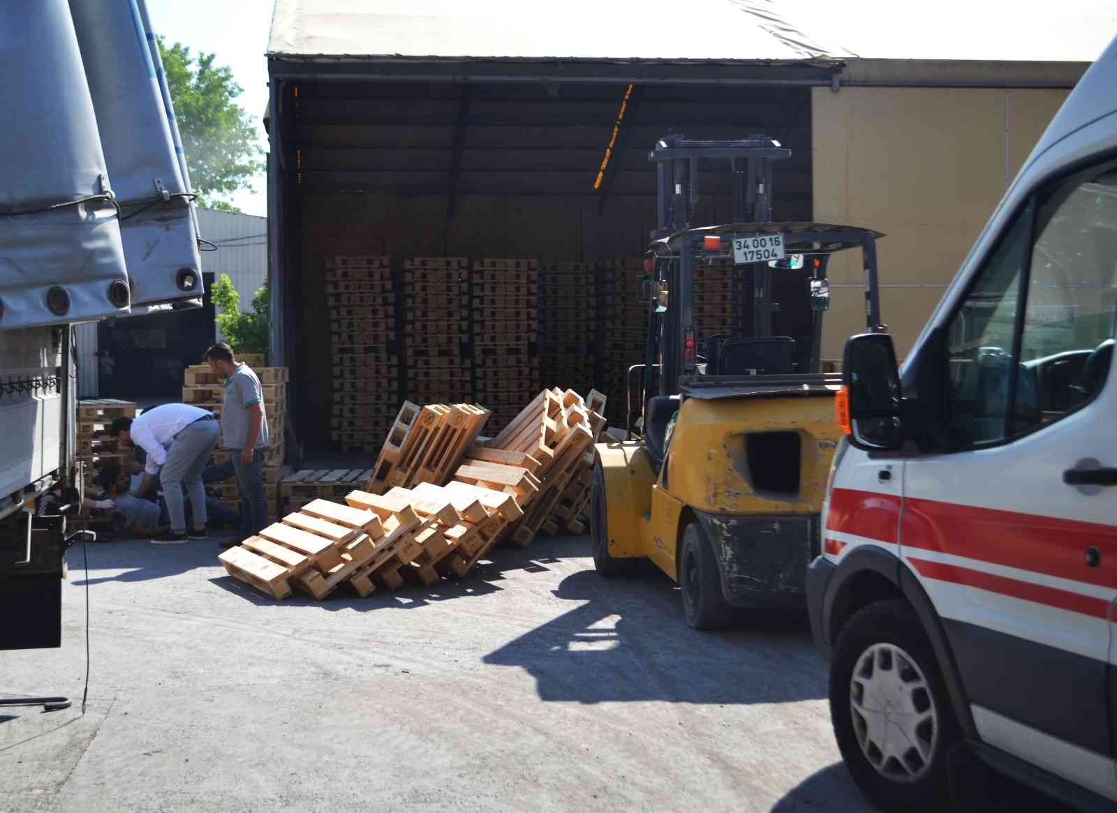 Tekirdağ’ın Çorlu ilçesinde forkliftin üzerinden devrilen ahşap paletlerin altında kalan işçi yaralandı. Olay, Hıdırağa Mahallesi İstasyon ...