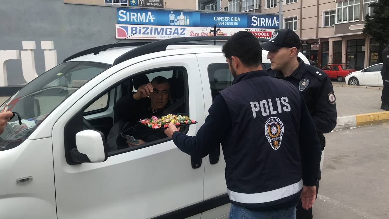 Edirne’nin Uzunköprü İlçesinde polis uygulama noktasında Ramazan Bayramı tedbirleri doğrultusunda "Bayramınız Kemerli Olsun" sloganıyla sürücü ve ...