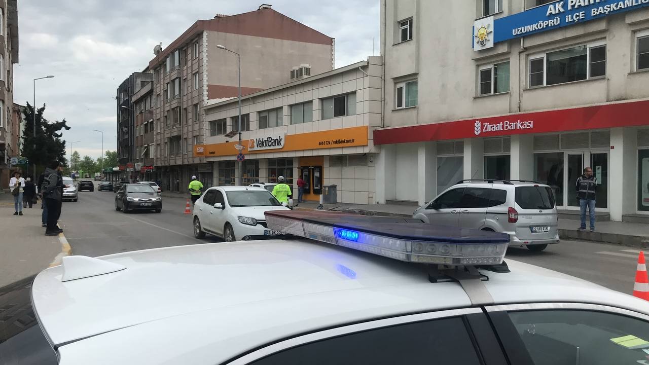 Edirne’nin Uzunköprü İlçesinde polis uygulama noktasında Ramazan Bayramı tedbirleri doğrultusunda "Bayramınız Kemerli Olsun" sloganıyla sürücü ve ...