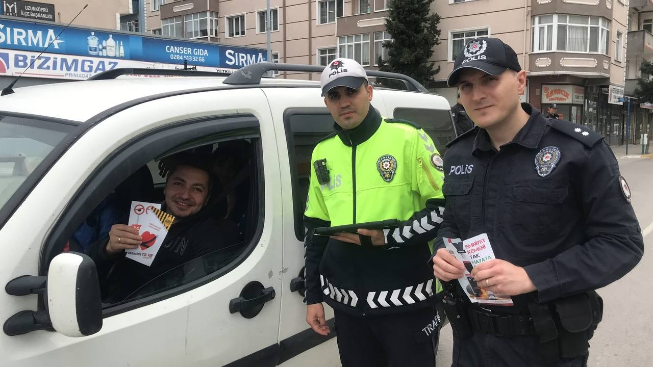 Edirne’nin Uzunköprü İlçesinde polis uygulama noktasında Ramazan Bayramı tedbirleri doğrultusunda "Bayramınız Kemerli Olsun" sloganıyla sürücü ve ...