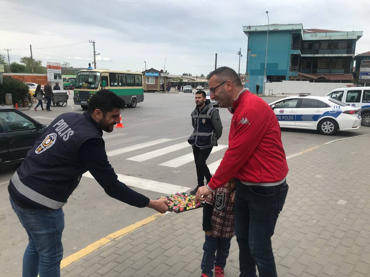 Edirne’nin Uzunköprü İlçesinde polis uygulama noktasında Ramazan Bayramı tedbirleri doğrultusunda "Bayramınız Kemerli Olsun" sloganıyla sürücü ve ...