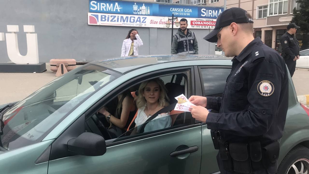 Edirne’nin Uzunköprü İlçesinde polis uygulama noktasında Ramazan Bayramı tedbirleri doğrultusunda "Bayramınız Kemerli Olsun" sloganıyla sürücü ve ...