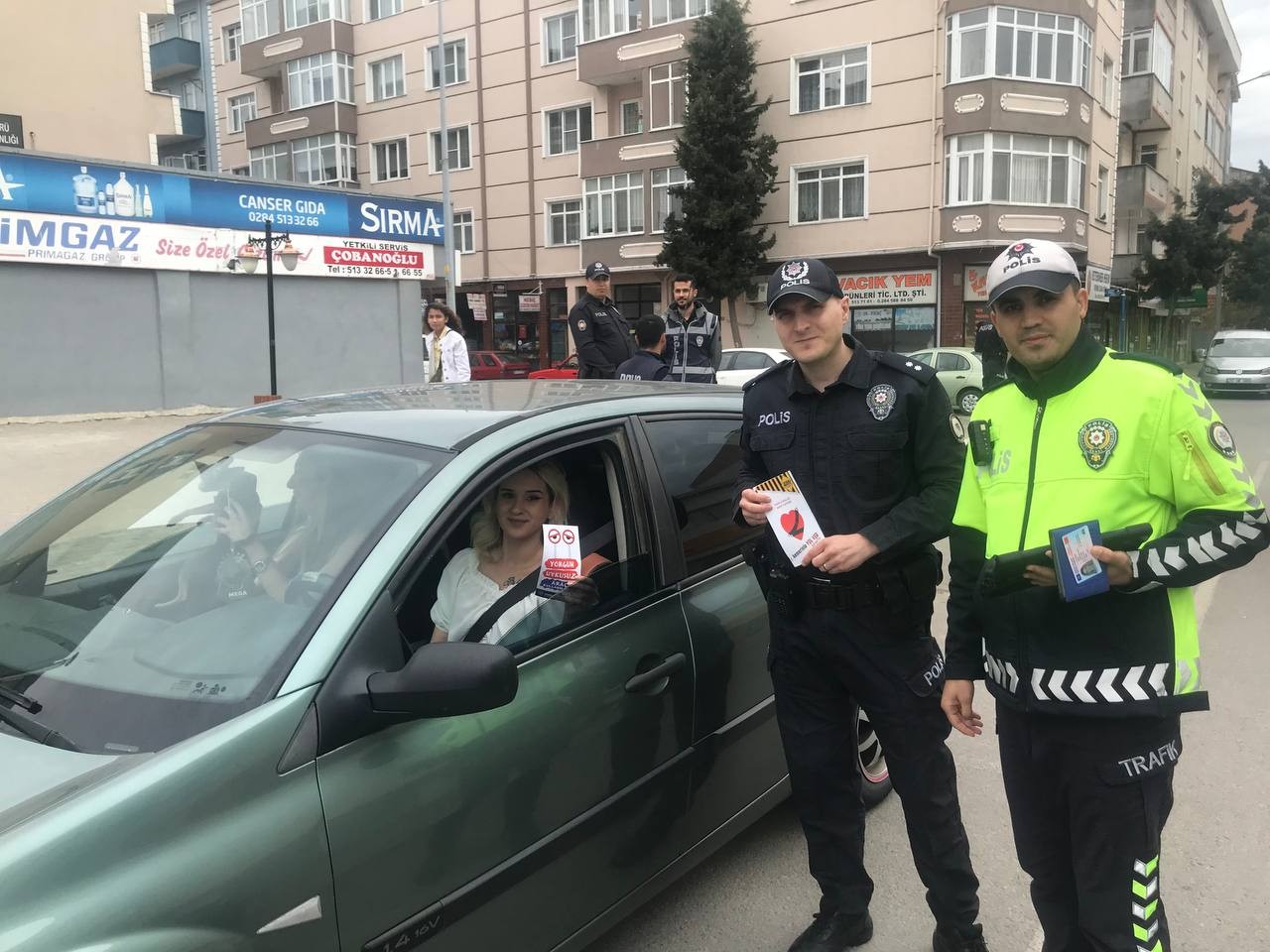 Edirne’nin Uzunköprü İlçesinde polis uygulama noktasında Ramazan Bayramı tedbirleri doğrultusunda "Bayramınız Kemerli Olsun" sloganıyla sürücü ve ...