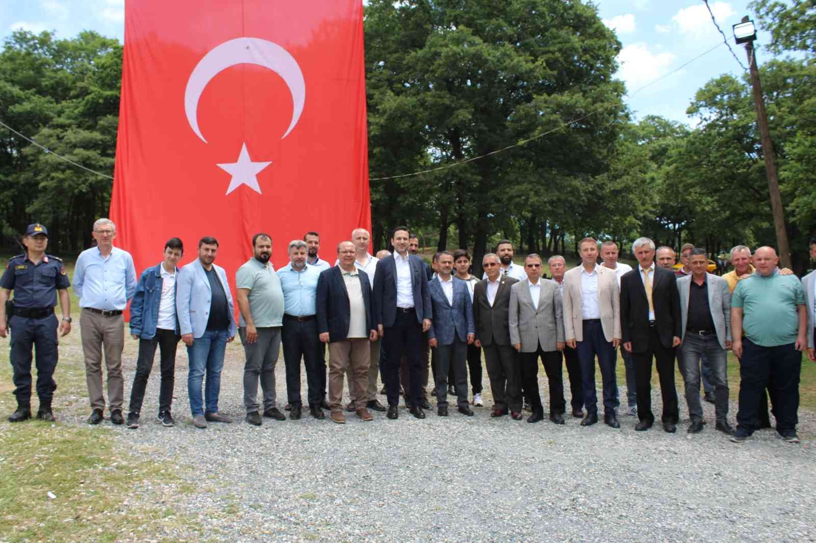 Çanakkale’nin Çan ilçesine bağlı Karadağ köyünde geleneksel köy hayrı düzenlendi. Çanakkale Valisi İlhami Aktaş, Çan Kaymakamı Mustafa Gürdal, AK ...