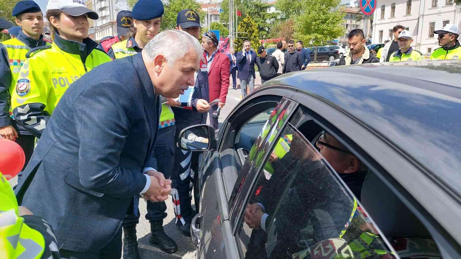 Tekirdağ’ın Süleymanpaşa ilçesinde ‘Yayalar için 5 adımda güvenlik trafik’ uygulamasına katılan Vali Aziz Yıldırım, “Yayayız, yayaysak her yerde ...