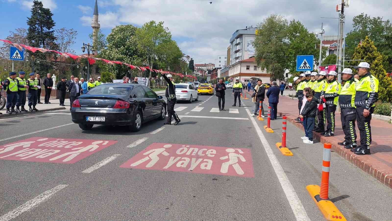 Tekirdağ’ın Süleymanpaşa ilçesinde ‘Yayalar için 5 adımda güvenlik trafik’ uygulamasına katılan Vali Aziz Yıldırım, “Yayayız, yayaysak her yerde ...