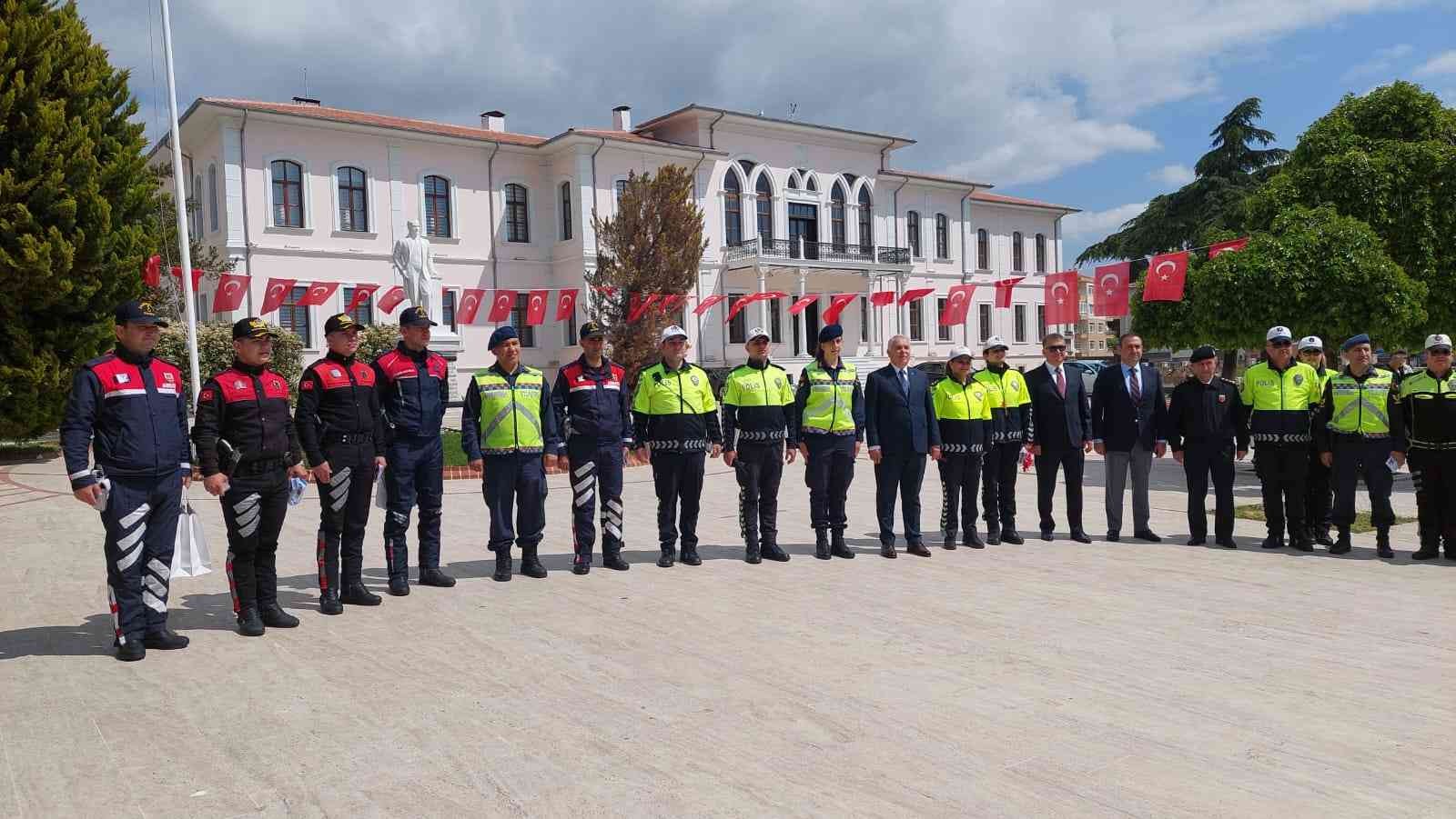 Tekirdağ’ın Süleymanpaşa ilçesinde ‘Yayalar için 5 adımda güvenlik trafik’ uygulamasına katılan Vali Aziz Yıldırım, “Yayayız, yayaysak her yerde ...