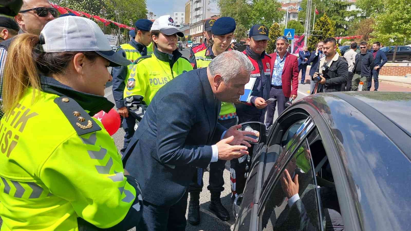 Tekirdağ’ın Süleymanpaşa ilçesinde ‘Yayalar için 5 adımda güvenlik trafik’ uygulamasına katılan Vali Aziz Yıldırım, “Yayayız, yayaysak her yerde ...