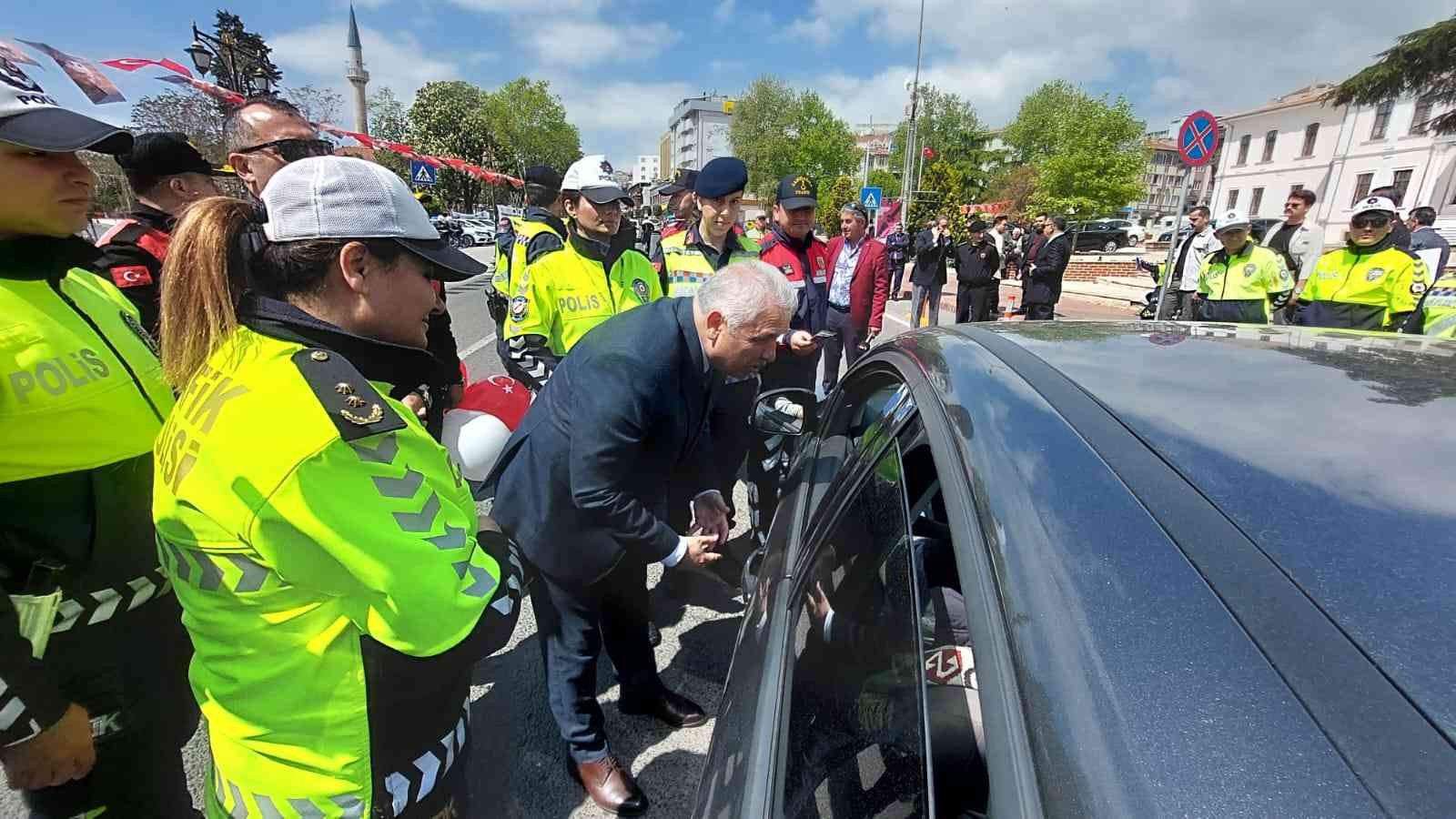 Tekirdağ’ın Süleymanpaşa ilçesinde ‘Yayalar için 5 adımda güvenlik trafik’ uygulamasına katılan Vali Aziz Yıldırım, “Yayayız, yayaysak her yerde ...