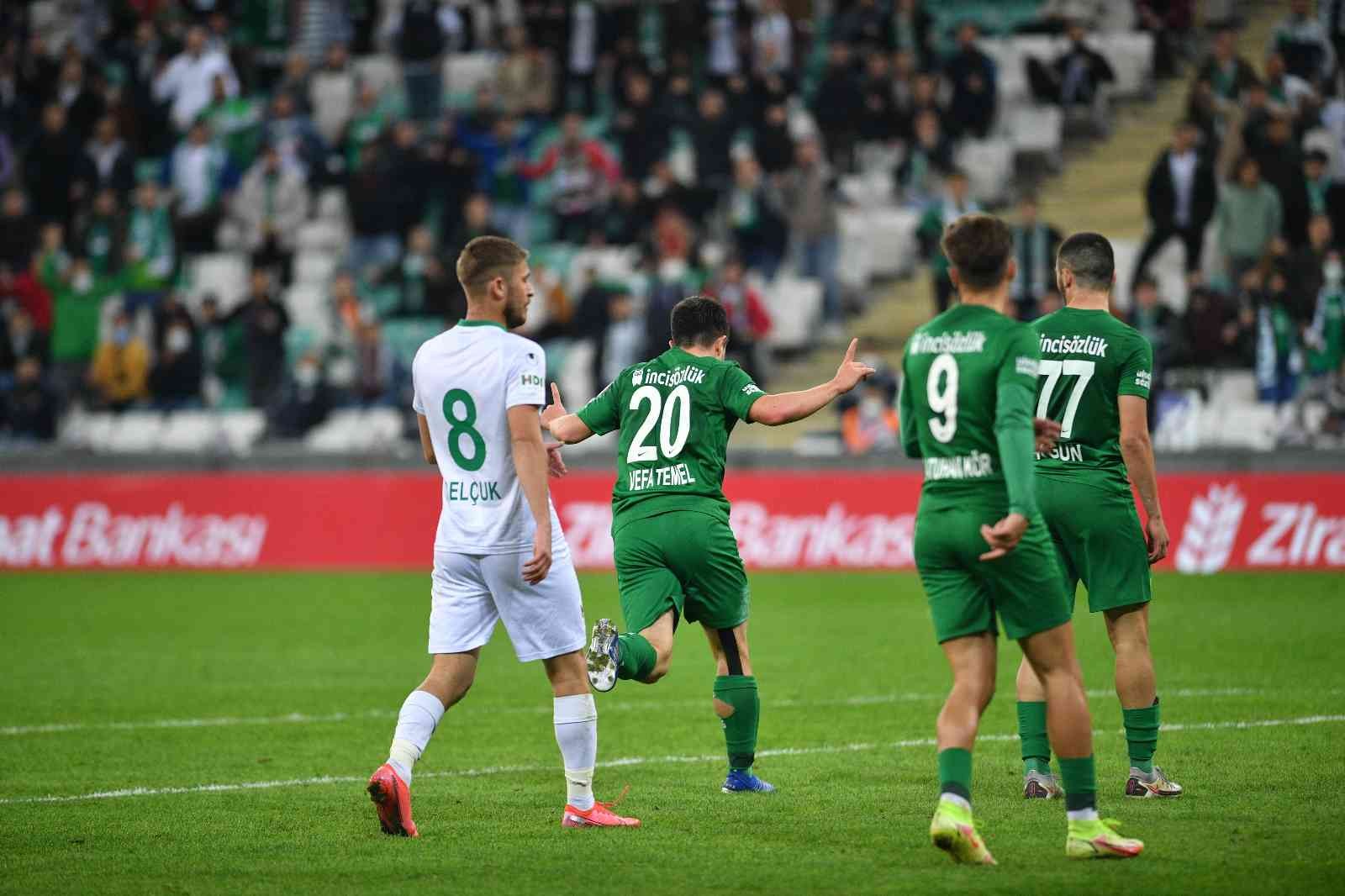 Sözleşmesini tek taraflı olarak feshederek Bursaspor’dan ayrılan Vefa Temel, veda açıklaması yaptı. Genç futbolcu, “Bursaspor camiası düştüğü ...