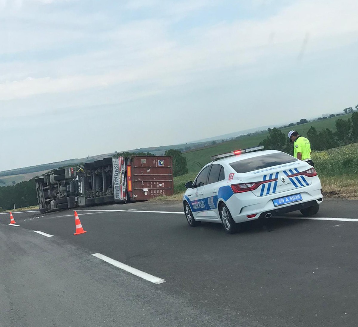 Tekirdağ’ın Muratlı ilçesinde virajı alamayan ağır tonajlı tırın devrilmesi sonucu meydana gelen trafik kazasında sürücü hastanelik oldu. Olay ...